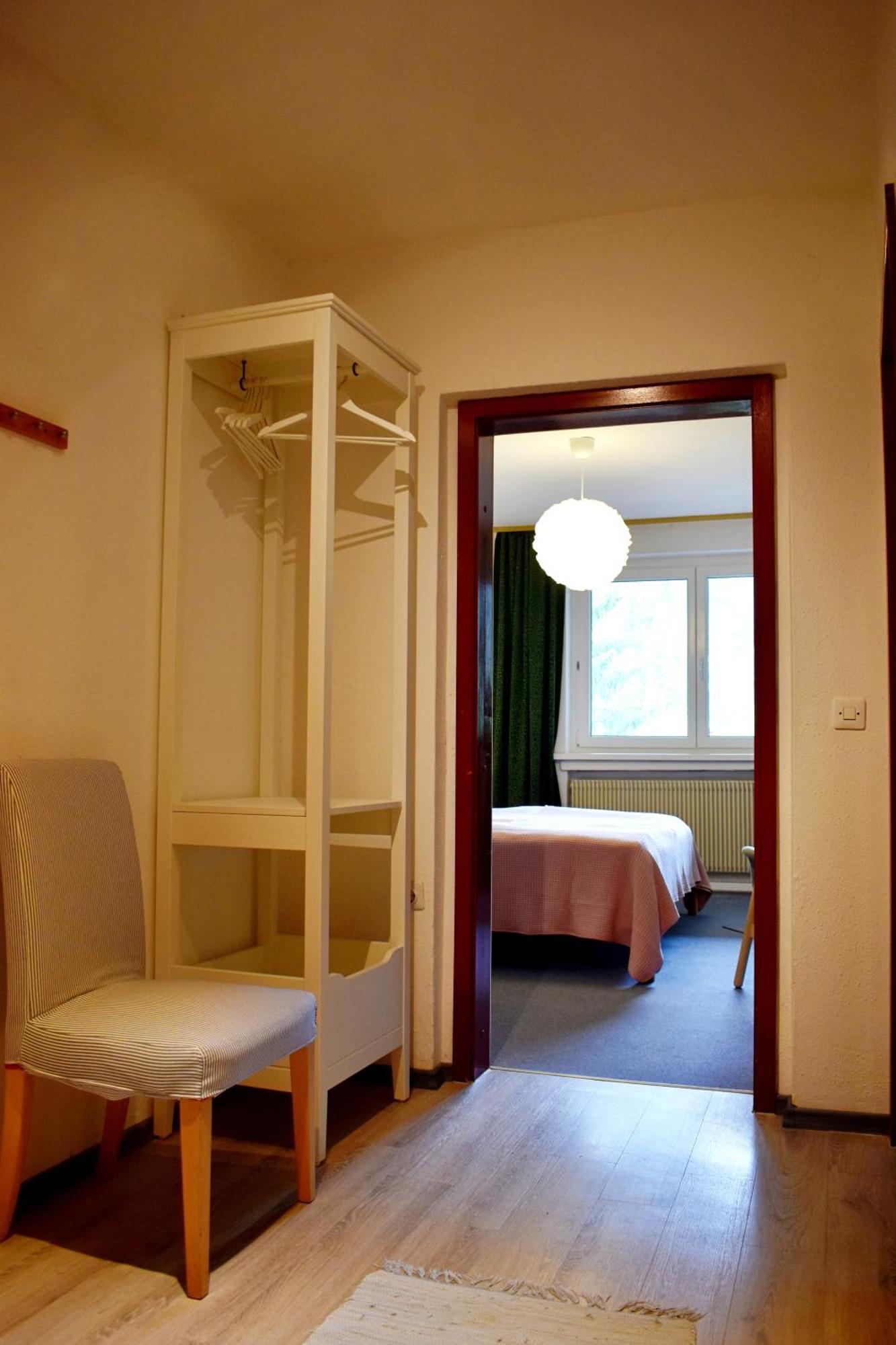 Hisa Ob Jezeru - House By The Apartment